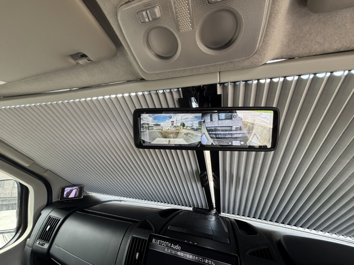 キャンピングカー 遮光スクリーン