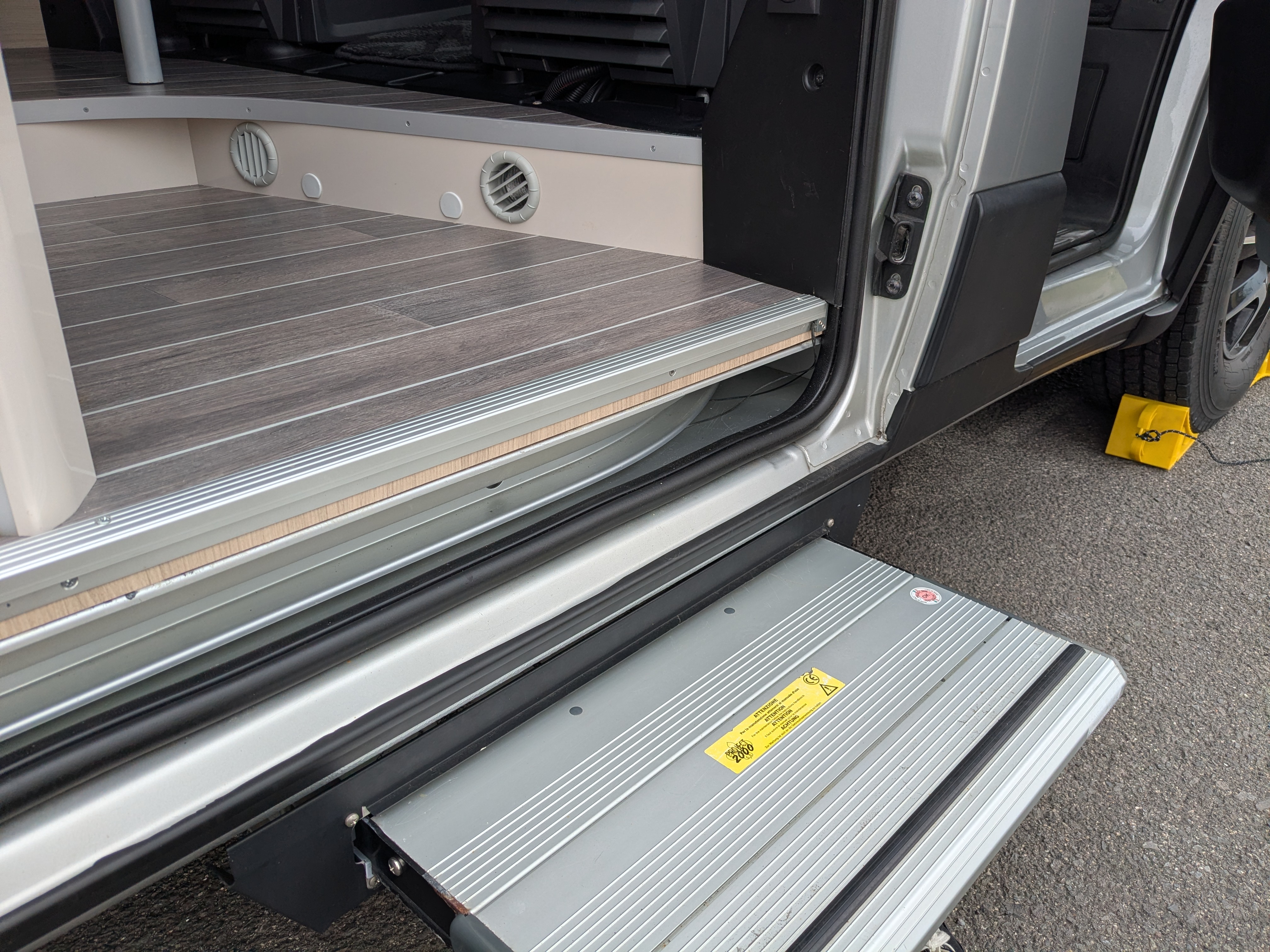 キャンピングカー 電動ステップ